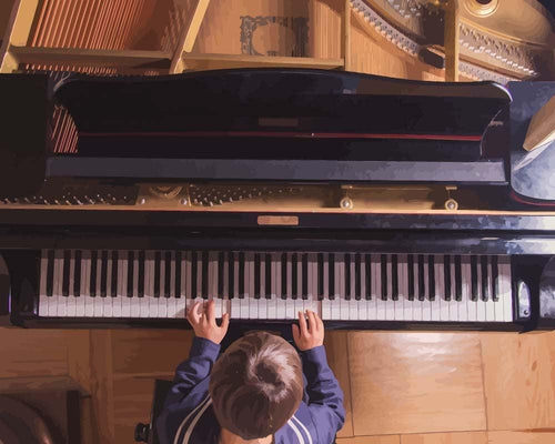 Malen nach Zahlen - Kind spielt Klavier